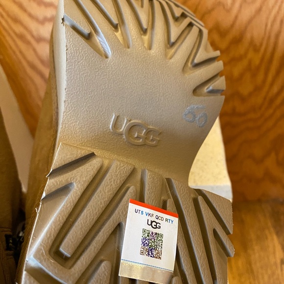 UGG Women's Classic Suede Boot New size 8 10 - Picture 6 of 6